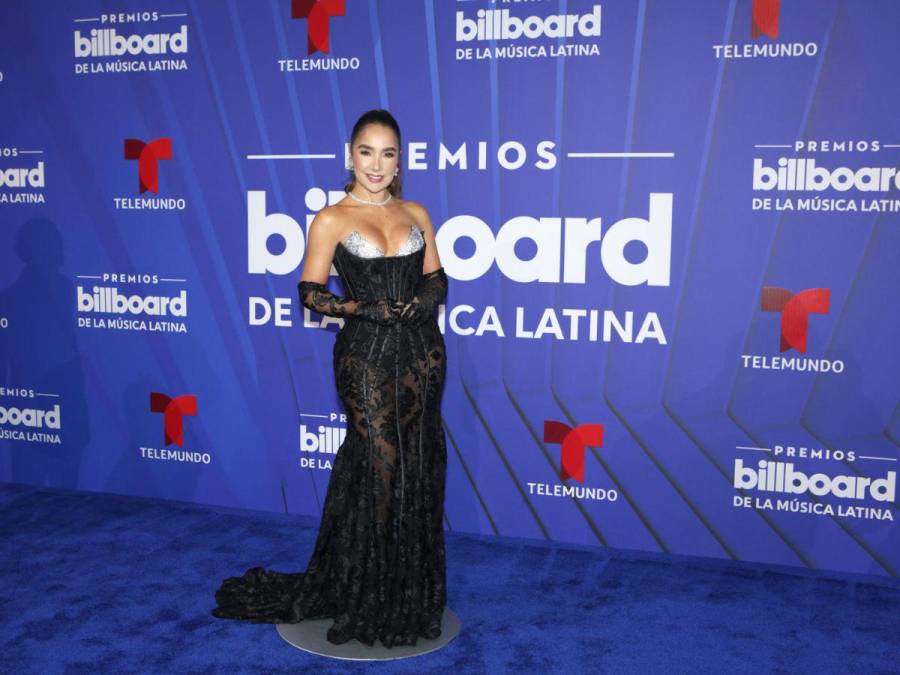 Alfombra azul Latin Billboard 2024: Negro, elegancia y atrevimiento