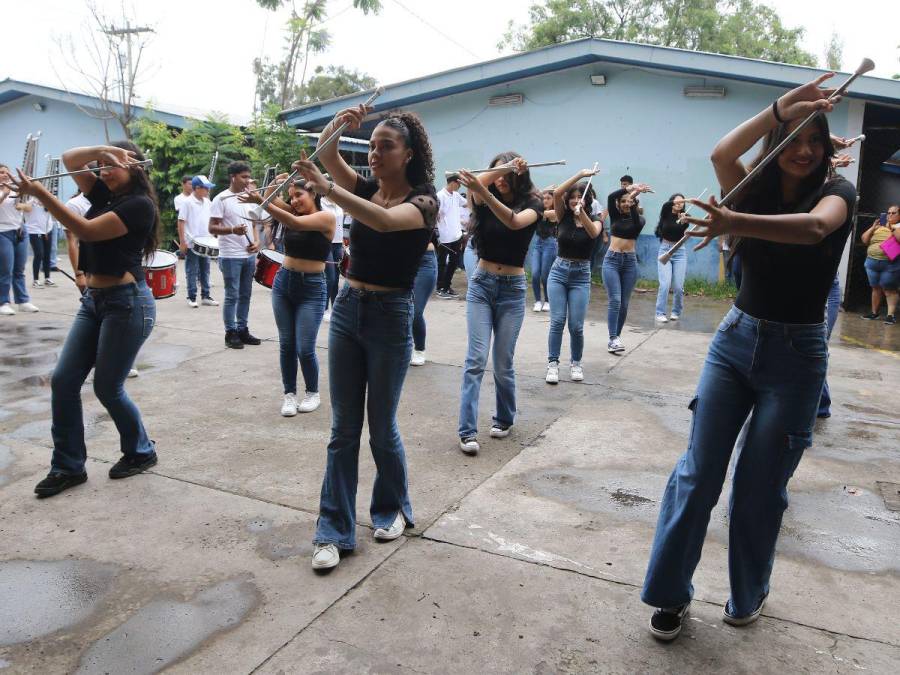 Con elegancia y talento, palillonas del Milla Selva se preparan para los desfiles