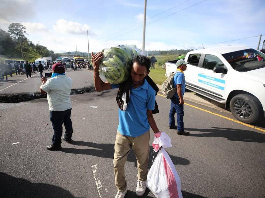 Con quema de llantas y pancartas, bloquean carretera CA-5 y exigen justicia para Juan López