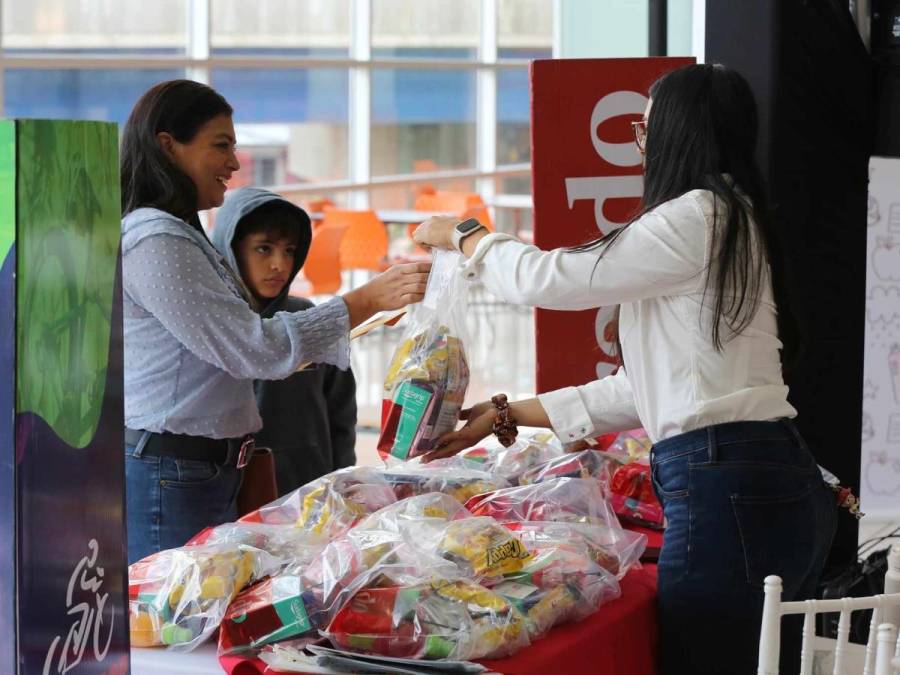 Gran ambiente se vive en la entrega de kits para la Vuelta Ciclística Infantil de El Heraldo