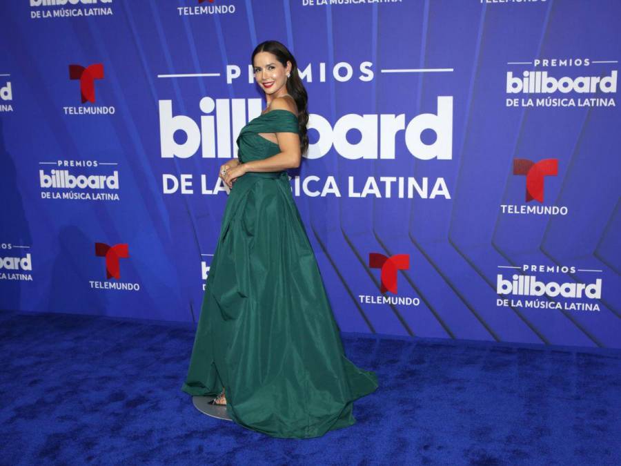 Alfombra azul Latin Billboard 2024: Negro, elegancia y atrevimiento