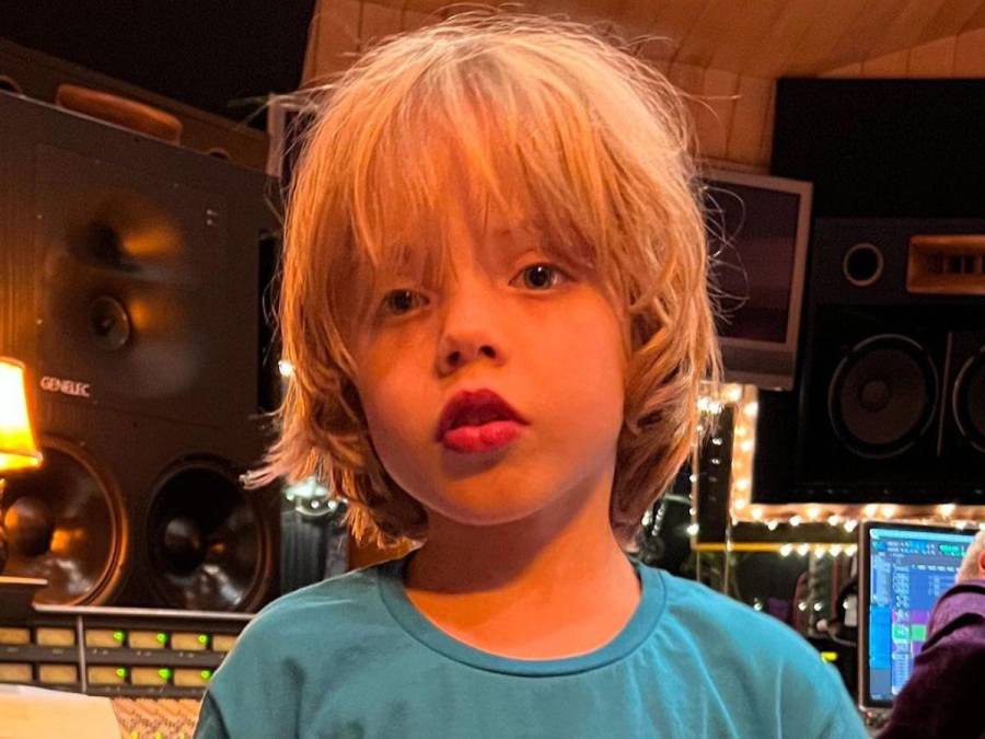 ¿Un nuevo Mick Jagger? El hijo de 7 años del cantante muestra dotes musicales