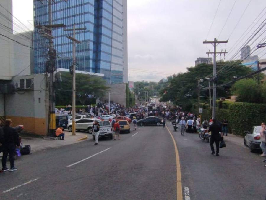 Bailando y exigiendo pagos: enfermeros auxiliares paralizan el CCG