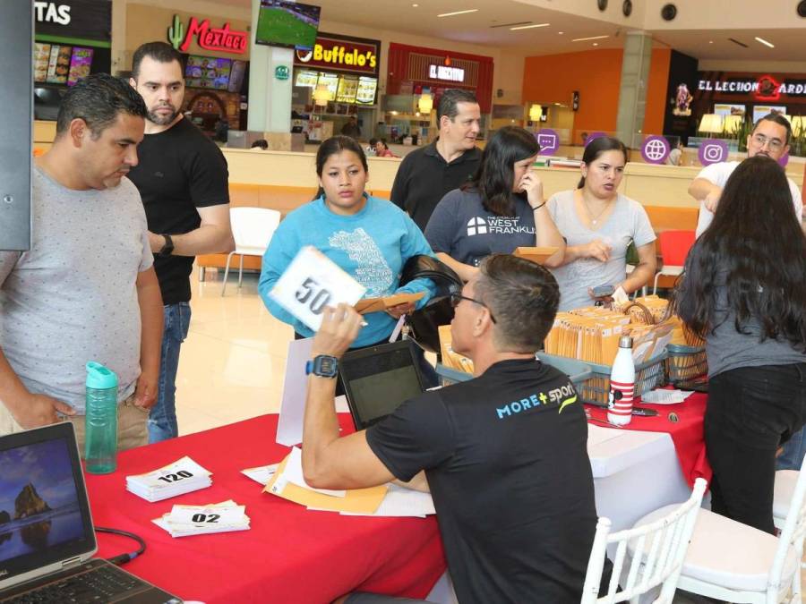 Gran ambiente se vive en la entrega de kits para la Vuelta Ciclística Infantil de El Heraldo