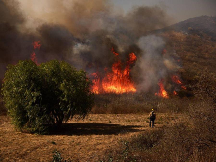 Descontrolado incendio en el noroeste de Los Ángeles consume 10,000 acres