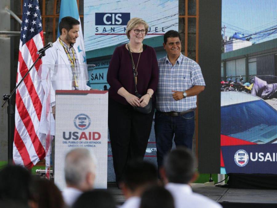 Laura Dogu encabeza inauguración de remodelado centro de salud en colonia San Miguel