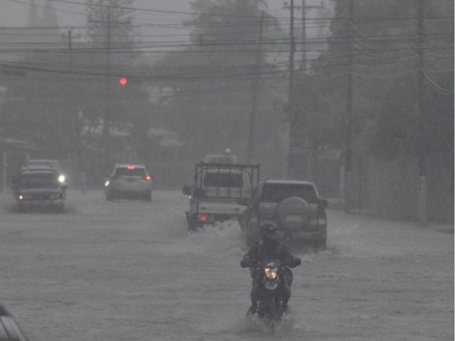 Tormenta Sara ya se hace sentir en Honduras con inundaciones y evacuaciones