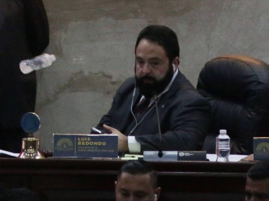 Lanzan botella con agua a Luis Redondo durante sesión en el Congreso Nacional