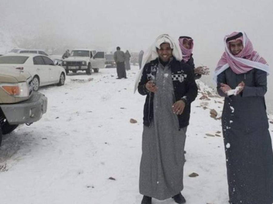 Desierto de Al Jawf en Arabia Saudita se cubre de nieve por primera vez en la historia