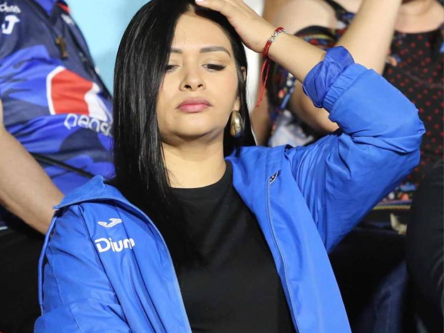 Novia de Auzmendi y lindas chicas derrochan belleza en el Motagua vs Herediano