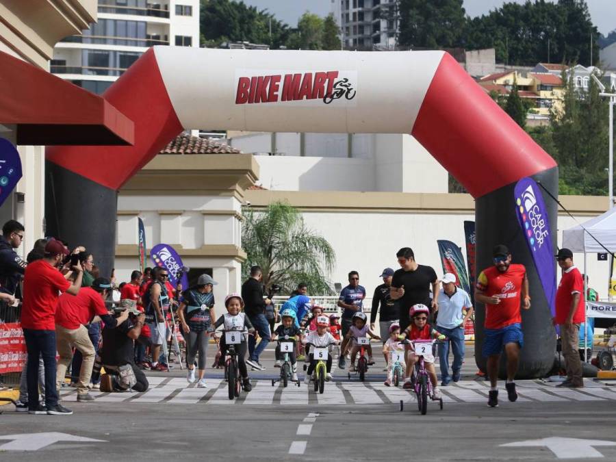 Familias completas dicen presente en la Vuelta Ciclística Infantil de EL HERALDO