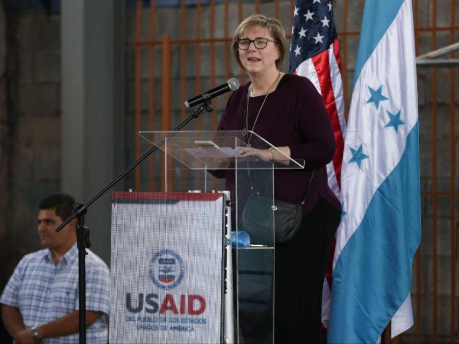 Laura Dogu encabeza inauguración de remodelado centro de salud en colonia San Miguel