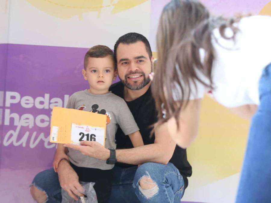 Gran ambiente se vive en la entrega de kits para la Vuelta Ciclística Infantil de El Heraldo