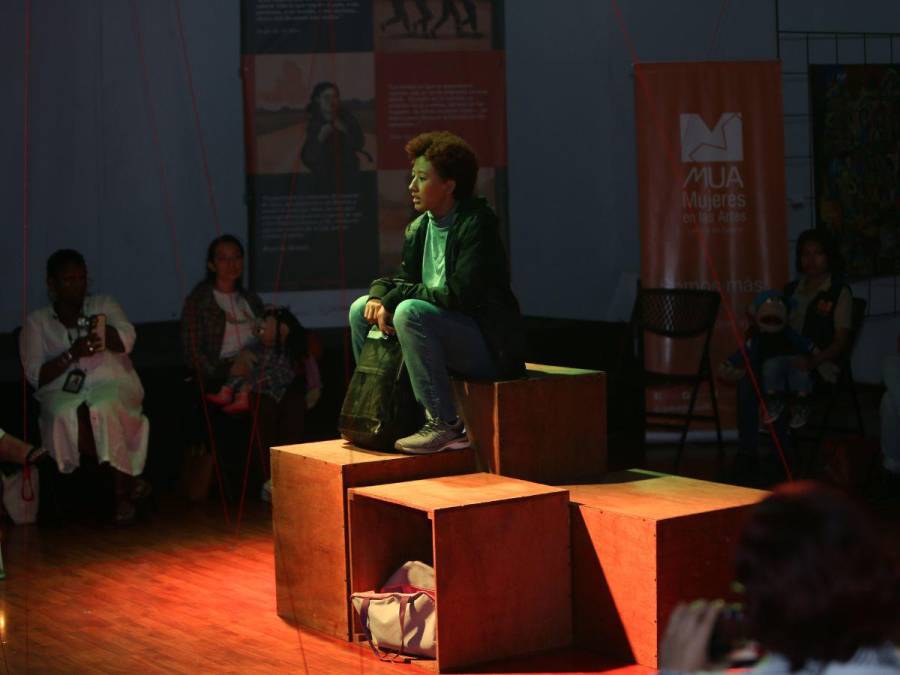 “Hilos Invisibles de la Migración”: MUA clausura proyecto con libro, podcast y obra de teatro