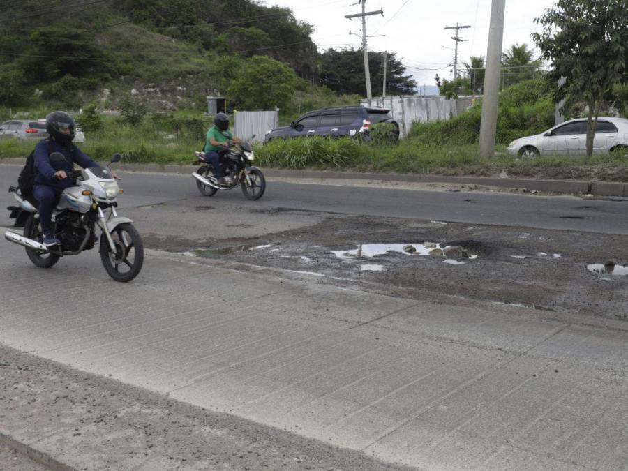 Sobre ‘cráteres’ y en tinieblas transitan motociclistas por algunas zonas de Honduras