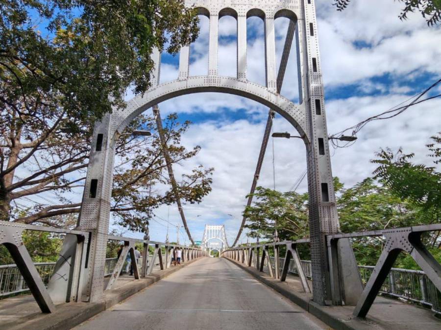 Tras 26 años del Mitch, hondureños recuerdan con flores a sus familiares desaparecidos en Choluteca