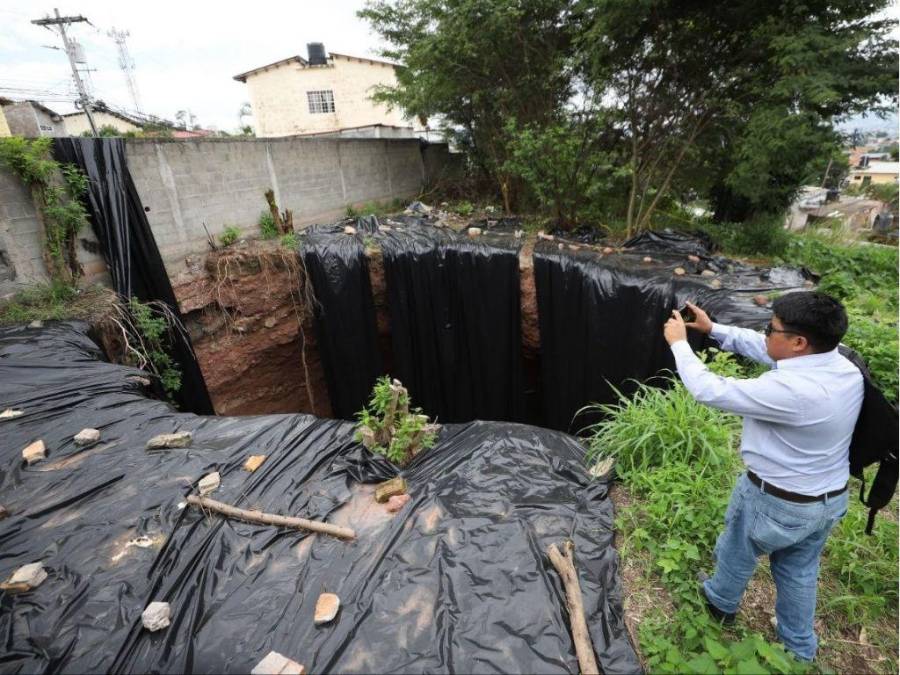 Imágenes del enorme socavón que preocupa a vecinos de dos colonias de Tegucigalpa