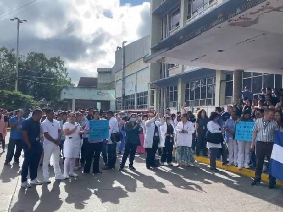 ¡Protestas! Con quema de llantas personal del Hospital Escuela en las calles