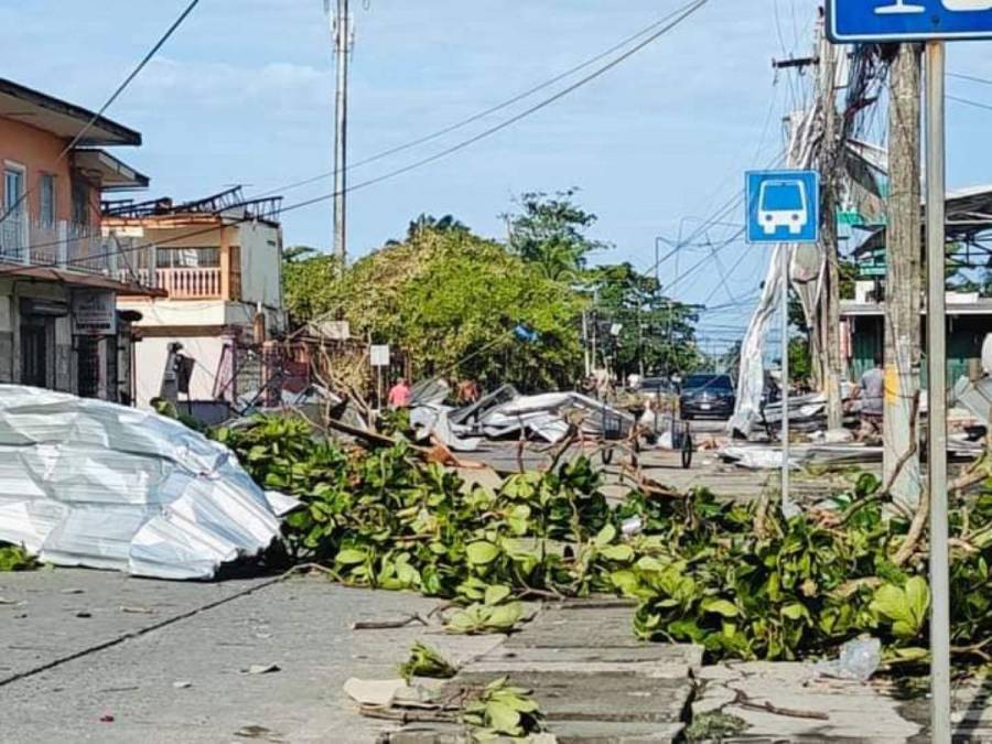 Postes caídos, calles cerradas  y casas dañadas dejan vientos huracanados en Puerto Cortés