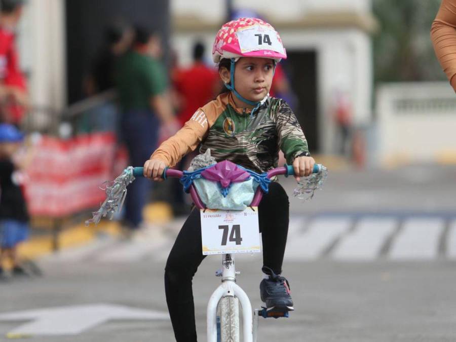 A toda marcha pedalearon niños y niñas en la categoría 5-6 años de la Vuelta Ciclística Infantil