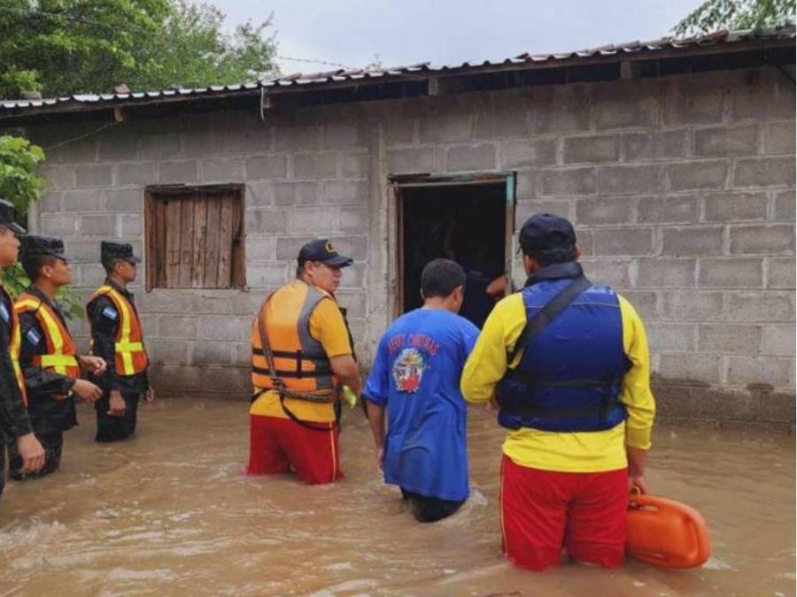 Tormenta Sara ya se hace sentir en Honduras con inundaciones y evacuaciones