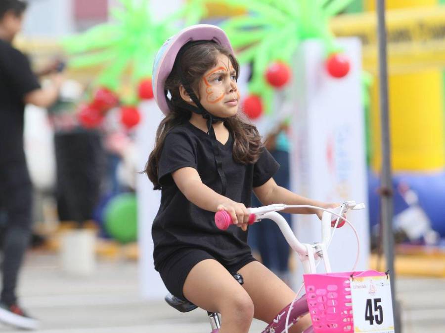 A toda marcha pedalearon niños y niñas en la categoría 5-6 años de la Vuelta Ciclística Infantil