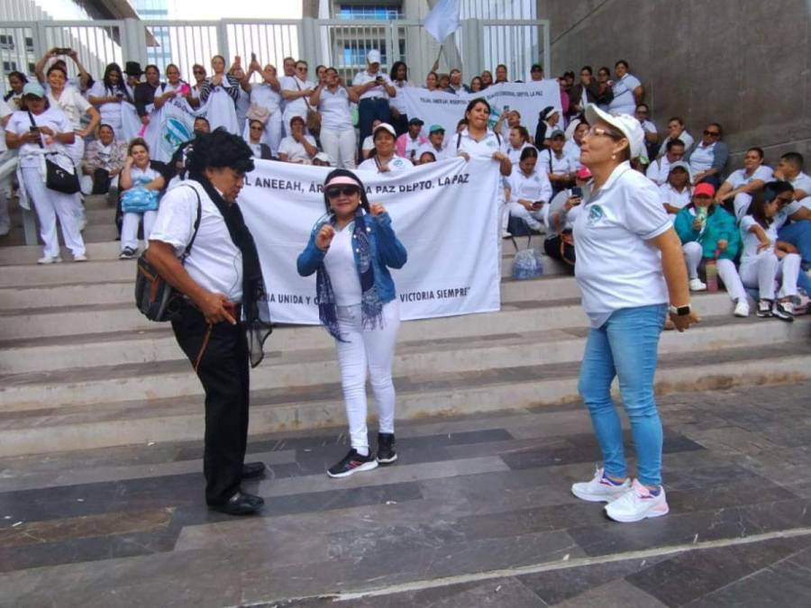 Bailando y exigiendo pagos: enfermeros auxiliares paralizan el CCG