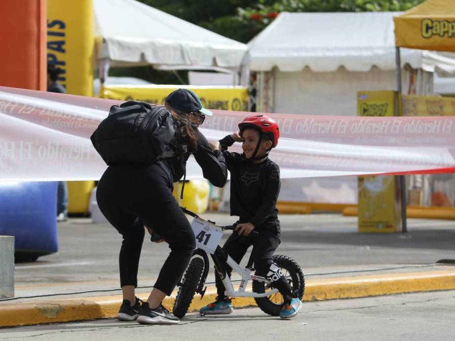 Familias completas dicen presente en la Vuelta Ciclística Infantil de EL HERALDO