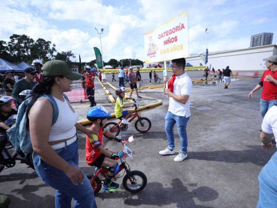 A toda marcha pedalearon niños y niñas en la categoría 5-6 años de la Vuelta Ciclística Infantil