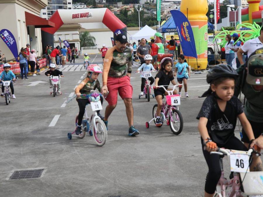 A toda marcha pedalearon niños y niñas en la categoría 5-6 años de la Vuelta Ciclística Infantil