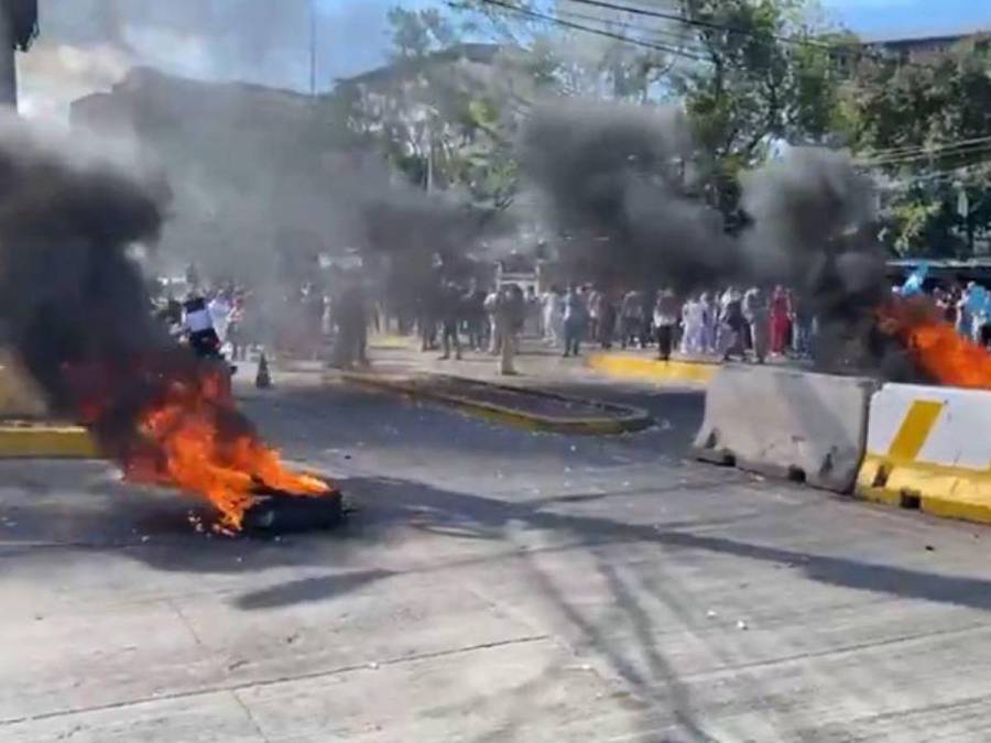 ¡Protestas! Con quema de llantas personal del Hospital Escuela en las calles