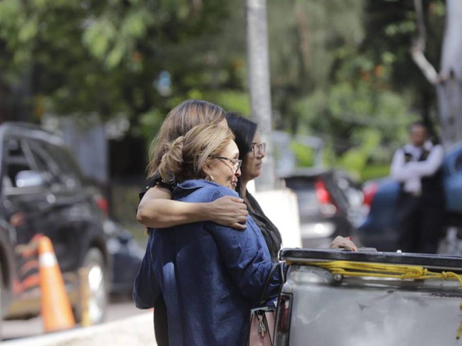 Entre abrazos, lágrimas y tristeza retiran cuerpo de abogado asesinado en la capital