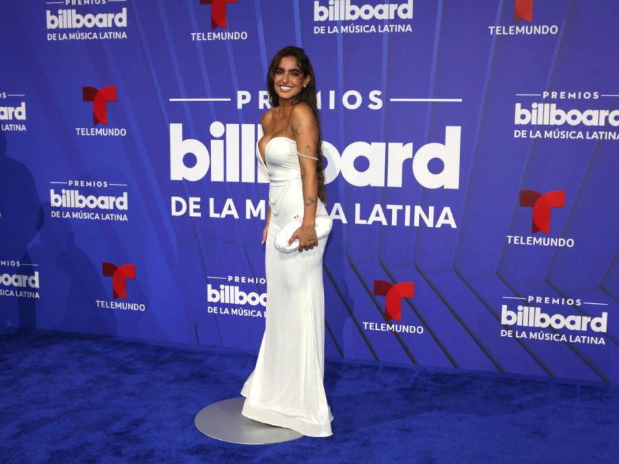 Alfombra azul Latin Billboard 2024: Negro, elegancia y atrevimiento