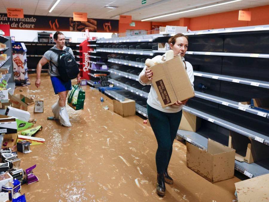 Imágenes tristes: Supermercados colapsados y escasez de agua potable por la DANA en Valencia