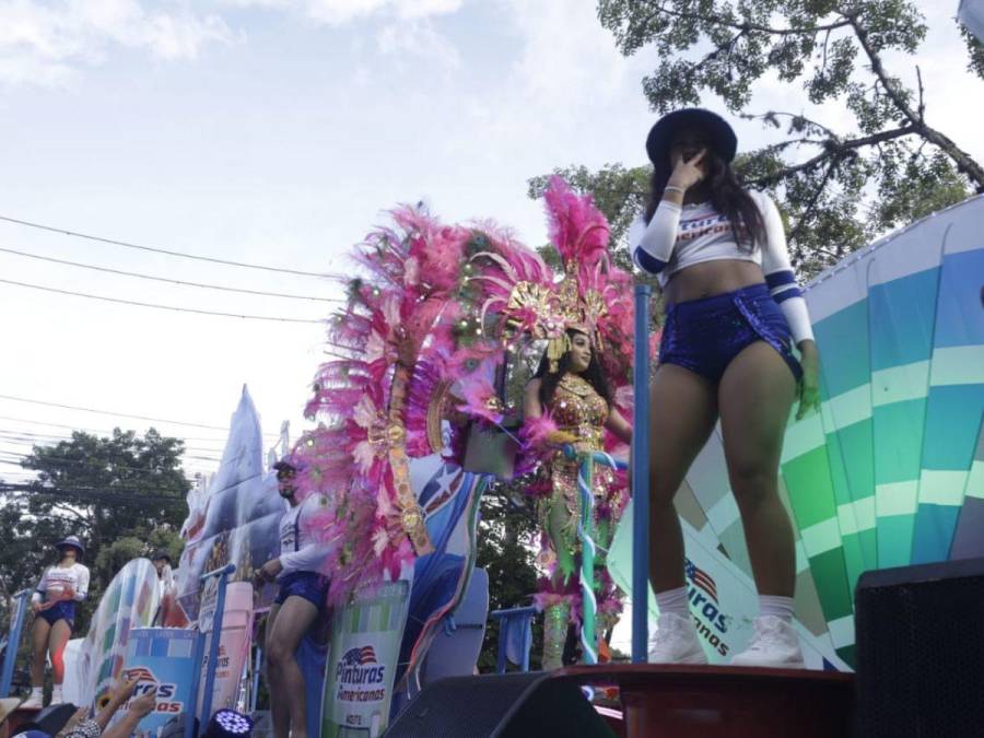 Coloridas carrozas deslumbran en el vibrante Carnaval de Tegucigalpa 2024