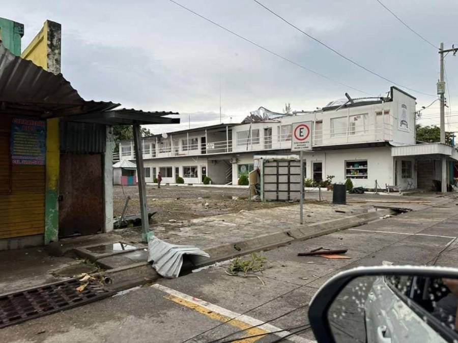 Postes caídos, calles cerradas  y casas dañadas dejan vientos huracanados en Puerto Cortés