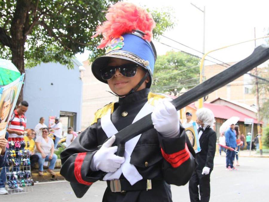 Con llamativos trajes, niños y niñas deslumbran en los desfiles en Comayagüela