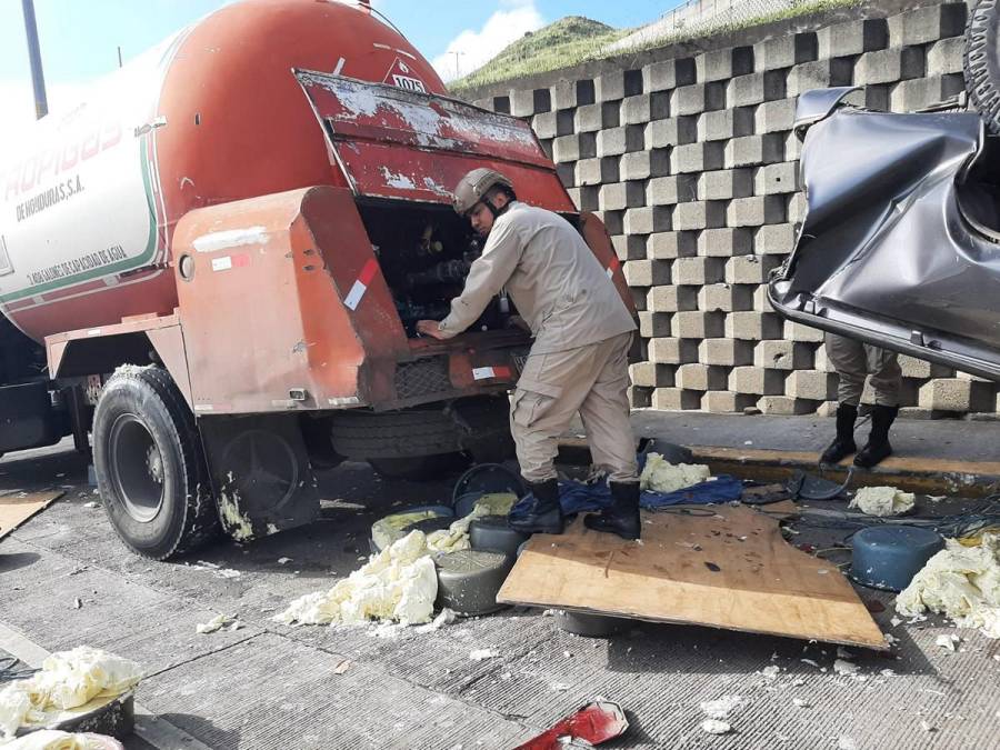 Lesionados y decenas de libras de quesillo tirado: destrozos que dejó accidente en El Carrizal