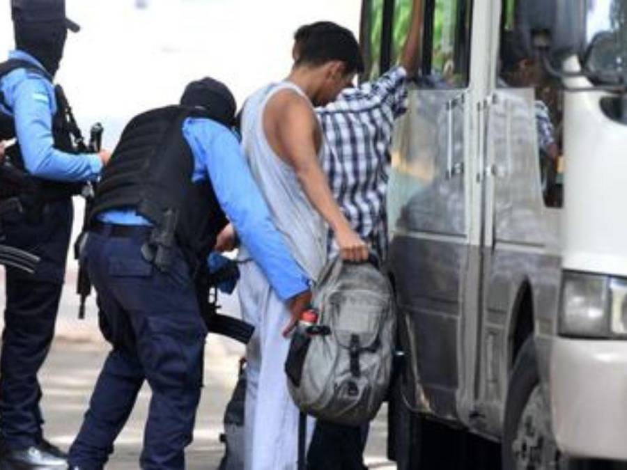 Transportistas de Honduras y Guatemala trabajan para pagar extorsión a maras