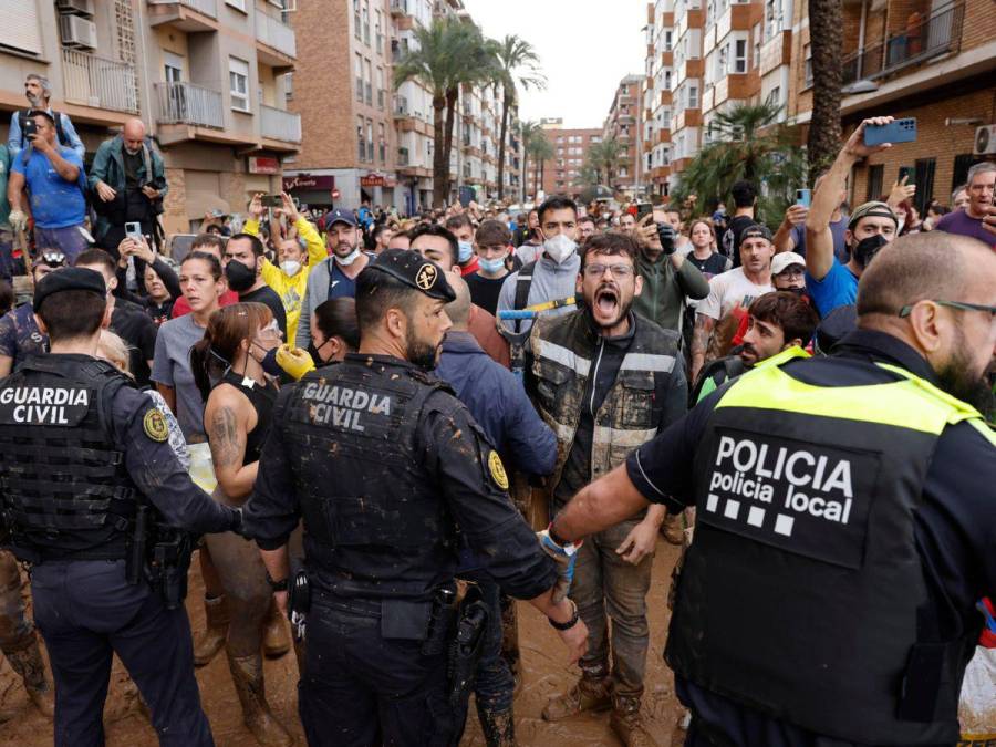 Con insultos y lodo reciben a los reyes de España en Valencia