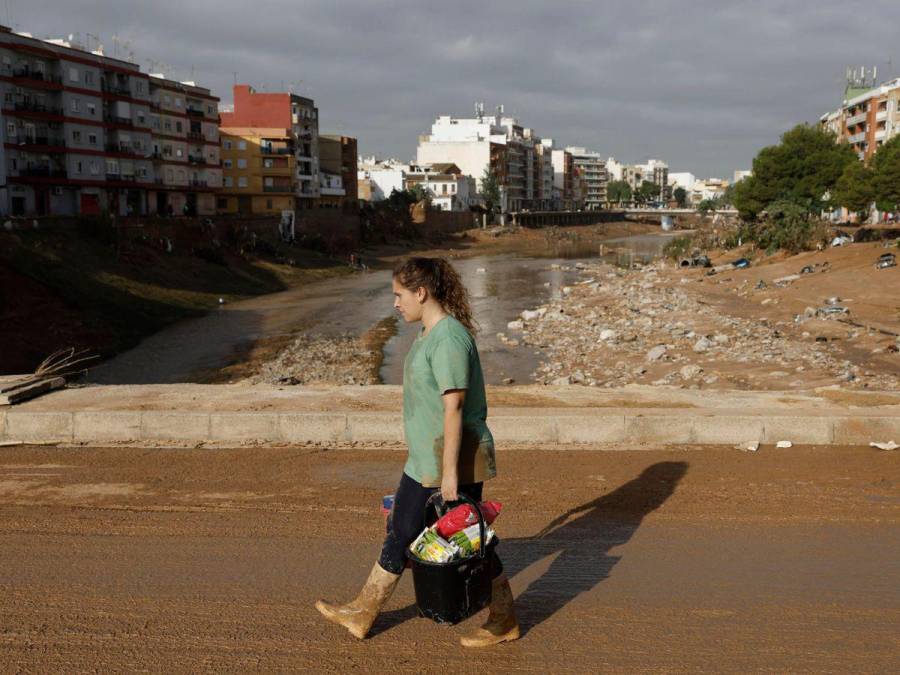 Imágenes tristes: Supermercados colapsados y escasez de agua potable por la DANA en Valencia