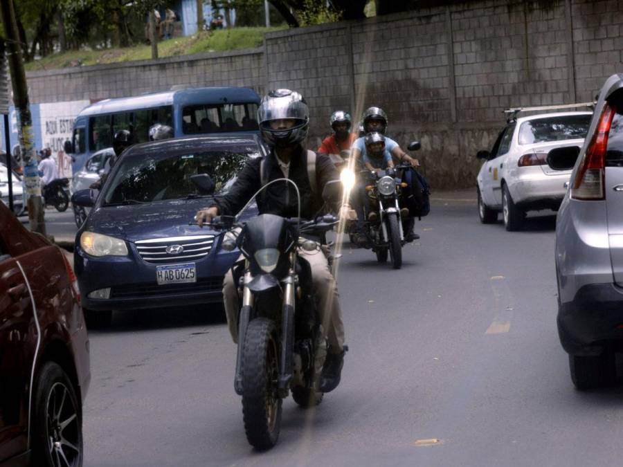 Sobre ‘cráteres’ y en tinieblas transitan motociclistas por algunas zonas de Honduras