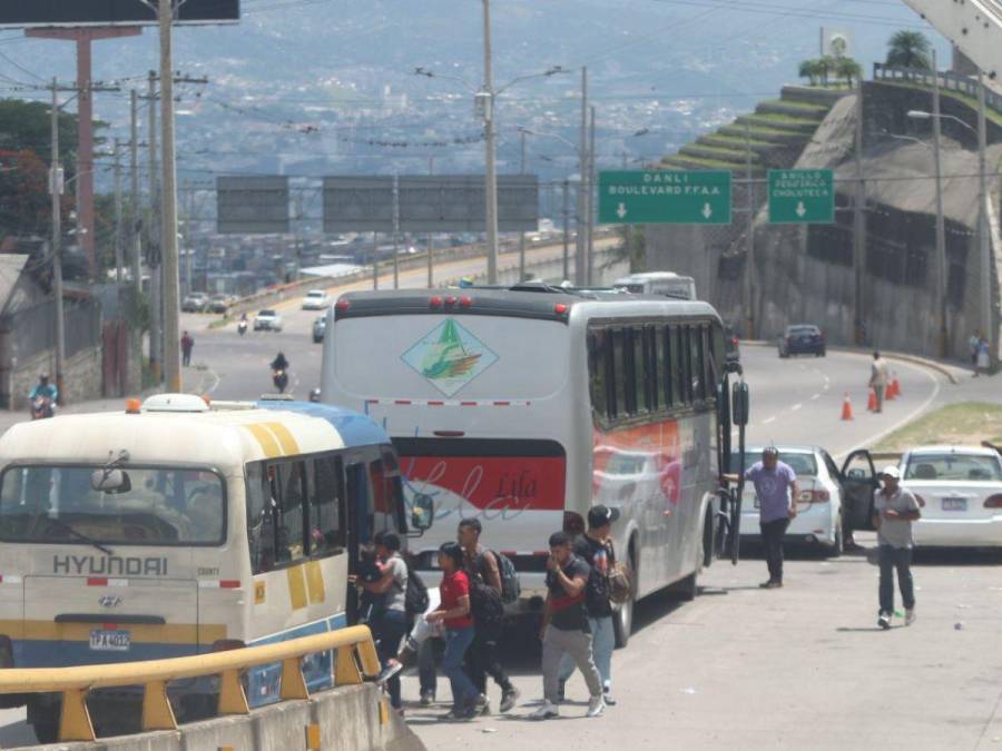 ¡Adiós vacaciones! Vuelven a Tegucigalpa personas que viajaron en Semana Morazánica