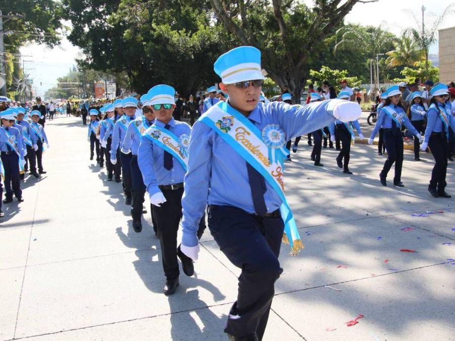 Alumnos de las escuelas muestran su fervor y sus sueños en los 203 aniversario de independencia