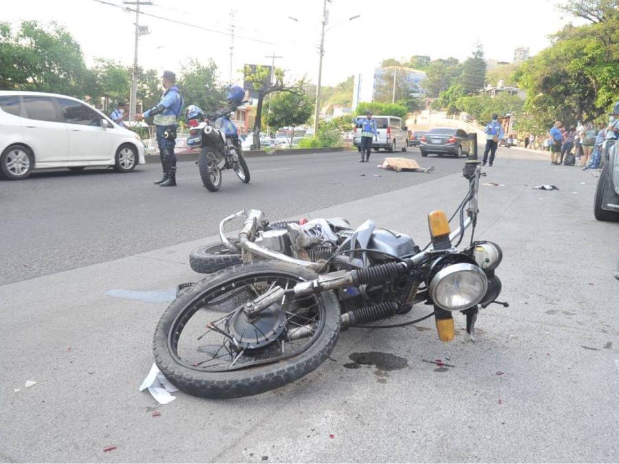 Sobre ‘cráteres’ y en tinieblas transitan motociclistas por algunas zonas de Honduras