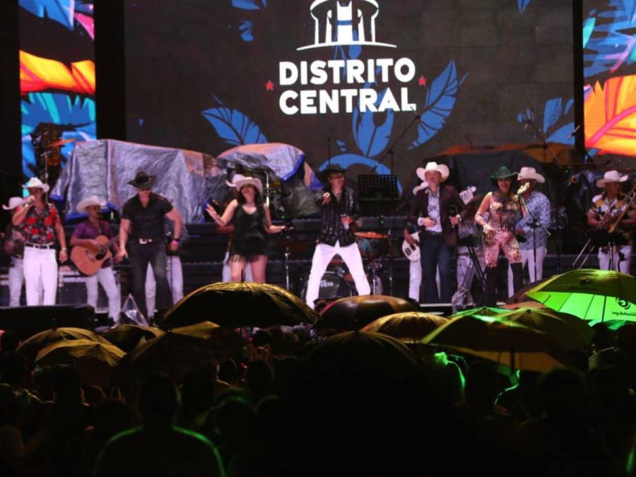 ¡Ritmo y alegría bajo la lluvia! Capitalinos celebran el Carnaval de Tegucigalpa