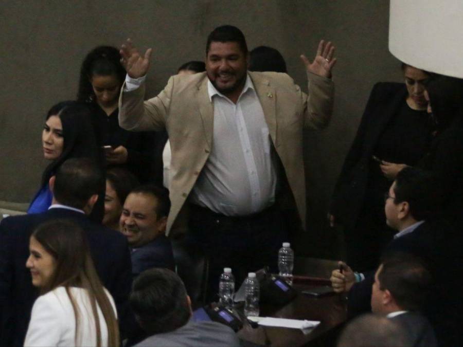 Diputados en incertidumbre luego de que Luis Redondo suspendiera la sesión por emergencia