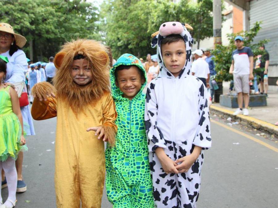 Con llamativos trajes, niños y niñas deslumbran en los desfiles en Comayagüela