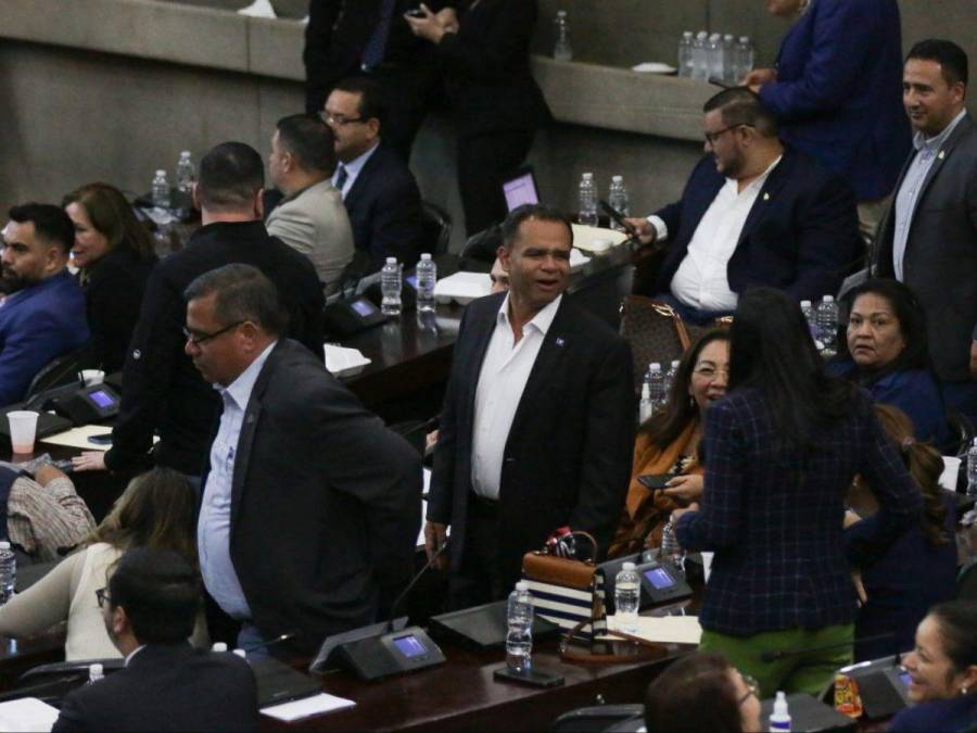 Diputados en incertidumbre luego de que Luis Redondo suspendiera la sesión por emergencia