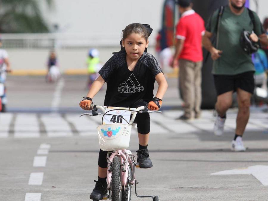 A toda marcha pedalearon niños y niñas en la categoría 5-6 años de la Vuelta Ciclística Infantil